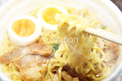 アツアツ味噌ラーメン,ラーメン,らーめん,めん,味噌ラーメン,みそラーメン,みそ,味噌,日本料理,日本食,和食,つゆ,麺料理,麺類,コンビニ,あつあつ,アツアツ,熱々,japan,たまご,玉子,味玉,チャーシュー,焼き豚,ねぎ,ネギ,もやし,モヤシ,七味,唐辛子
