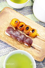 串団子,あんこの串団子,あんこ,餡子,みたらし団子,みたらし,みたらしだんご,だんご,団子,お菓子,菓子,和菓子,お茶請け,スイーツ,和,和風,お茶,緑茶,日本茶,串,くし,デザート,おやつ,甘味,茶会,japan,sweet,dessert