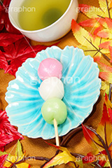 秋に三色団子,秋,三色団子,三色,串団子,だんご,団子,お菓子,菓子,和菓子,お茶請け,スイーツ,和,和風,お茶,緑茶,日本茶,串,くし,デザート,おやつ,甘味,紅葉,花より団子,落ち葉,茶会,autumn,sweet,dessert,japan