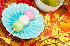 秋に三色団子,秋,三色団子,三色,串団子,だんご,団子,お菓子,菓子,和菓子,お茶請け,スイーツ,和,和風,お茶,緑茶,日本茶,串,くし,デザート,おやつ,甘味,紅葉,花より団子,落ち葉,茶会,autumn,sweet,dessert,japan