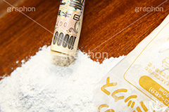 ホットケーキミックスと一万円,一万円,1万円,札,お札,お金,取引,粉,白い粉,混ぜる,袋,ホットケーキ,ホットケーキミックス,ミックス,cake,sweet,スイーツ,食材,cooking,kitchen,キッチン,クッキング,罪,悪,甘い