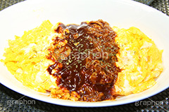 オムライス デミグラスソースかけ,デミグラスソース,デミグラス,ソース,ビーフ,肉,牛肉,beef,egg,オムライス,おむらいす,卵,たまご,タマゴ,玉子,鶏,米飯料理,ライス,オムレツ,焼く,とろとろ,トロトロ,洋食