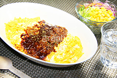 オムライス デミグラスソースかけ,デミグラスソース,デミグラス,ソース,ビーフ,肉,牛肉,beef,egg,オムライス,おむらいす,卵,たまご,タマゴ,玉子,鶏,米飯料理,ライス,オムレツ,焼く,とろとろ,トロトロ,洋食,グルメ,スプーン,サラダ,salad,water,お冷