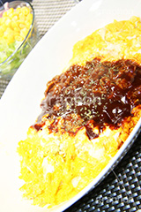 オムライス デミグラスソースかけ,デミグラスソース,デミグラス,ソース,ビーフ,肉,牛肉,beef,egg,オムライス,おむらいす,卵,たまご,タマゴ,玉子,鶏,米飯料理,ライス,オムレツ,焼く,とろとろ,トロトロ,洋食