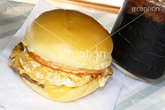 ベーコン玉子チーズバーガー,目玉焼き,たまご,卵,タマゴ,ジューシー,ベーコン,ハンバーガー,バーガー,ビーフ,牛肉,コーラ,サンド,パテ,洋食,ジャンク,ジャンキー,チェーン店,ファーストフード,パン,ジャンクフード,beef,hamburger,cola,fast food,egg,cheese
