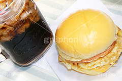 ベーコン玉子チーズバーガー,目玉焼き,たまご,卵,タマゴ,ジューシー,ベーコン,ハンバーガー,バーガー,ビーフ,牛肉,コーラ,サンド,パテ,洋食,ジャンク,ジャンキー,チェーン店,ファーストフード,パン,ジャンクフード,beef,hamburger,cola,fast food,egg,cheese