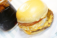 ベーコン玉子チーズバーガー,目玉焼き,たまご,卵,タマゴ,ジューシー,ベーコン,ハンバーガー,バーガー,ビーフ,牛肉,コーラ,サンド,パテ,洋食,ジャンク,ジャンキー,チェーン店,ファーストフード,パン,ジャンクフード,beef,hamburger,cola,fast food,egg,cheese
