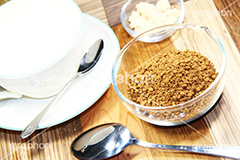 インスタントコーヒー,コーヒー,インスタント,即席,簡単,手軽,粉末,粉,ビター,ほろ苦い,食後,飲み物,ドリンク,スプーン,砂糖,カップ,珈琲,グルメ,drink,coffee,instant,bitter,sugar,spoon,cup