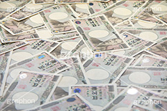 散らばった万札,お札,札,散,計算,お金,かね,円,日本円,マネー,金銭,日本のお金,お金がない,財産,返済,貯金,借金,両替,キャッシュ,現金,1万円,一万円,money,yen,経理,事務,経済,豪遊,富豪,金持ち