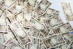 散らばった万札,お札,札,散,計算,お金,かね,円,日本円,マネー,金銭,日本のお金,お金がない,財産,返済,貯金,借金,両替,キャッシュ,現金,1万円,一万円,money,yen,経理,事務,経済,豪遊,富豪,金持ち