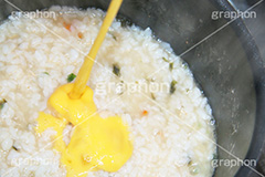雑炊に卵を垂らす様,垂らす,垂れる,雑炊,ぞうすい,ご飯,ごはん,飯,煮,あたたか,温,温まる,冬,ホット,風邪,湯気,日本食,和食,和,鍋,たまご,玉子,卵,グルメ,たまご雑炊,玉子雑炊,キッチン,クッキング,コンロ,ガス,rice,egg,japan,cooking,kitchen
