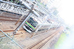 真夏のホーム,真夏,逆光,フレア,湘南新宿ライン,湘南新宿,電車,でんしゃ,鉄道,乗り物,交通,路線,線路,通勤,通学,撮り鉄,とり鉄,車両,電車/鉄道,巣鴨駅,駅,黄緑,線路,巣鴨,ホーム,オレンジ,緑,グリーン,暑い,flare,JR,train
