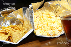 パーティー開き,パーティー,スナック,スナック菓子,お菓子,菓子,ポップコーン,トルティーヤチップス,タコス,油,鑑賞,集まり,ホームパーティー,おやつ,つまみ,おつまみ,塩,バター,飲み物,お茶,ジャンクフード,snack,butter,popcorn