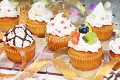 たくさんのカップケーキ,たくさん,沢山,カップケーキ,生クリーム,クリーム,カラフル,ケーキ,ミニ,sweet,スイート,食後,デザート,スイーツ,フルーツ,チョコレート,チョコ,菓子,甘い,焼き菓子,チョコ,お菓子,女子,女子力,ガーリー,カワイイ,かわいい,可愛い,ハート,cute,heart,dessert,cupcake,cup,cake,cream,fruit,chocolate,グルメ,パーティー,会,アフタヌーン,afternoon,party,茶会,プリ画