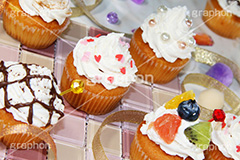 たくさんのカップケーキ,たくさん,沢山,カップケーキ,生クリーム,クリーム,カラフル,ケーキ,ミニ,sweet,スイート,食後,デザート,スイーツ,フルーツ,チョコレート,チョコ,菓子,甘い,焼き菓子,チョコ,お菓子,女子,女子力,ガーリー,カワイイ,かわいい,可愛い,ハート,cute,heart,dessert,cupcake,cup,cake,cream,fruit,chocolate,パーティー,会,アフタヌーン,afternoon,party,茶会,プリ画