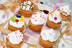 たくさんのカップケーキ,たくさん,沢山,カップケーキ,生クリーム,クリーム,カラフル,ケーキ,ミニ,sweet,スイート,食後,デザート,スイーツ,フルーツ,チョコレート,チョコ,菓子,甘い,焼き菓子,チョコ,お菓子,女子,女子力,ガーリー,カワイイ,かわいい,可愛い,ハート,cute,heart,dessert,cupcake,cup,cake,cream,fruit,chocolate,グルメ,パーティー,会,アフタヌーン,afternoon,party,茶会,プリ画