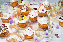 たくさんのカップケーキ,たくさん,沢山,カップケーキ,生クリーム,クリーム,カラフル,ケーキ,ミニ,sweet,スイート,食後,デザート,スイーツ,フルーツ,チョコレート,チョコ,菓子,甘い,焼き菓子,チョコ,お菓子,女子,女子力,ガーリー,カワイイ,かわいい,可愛い,ハート,cute,heart,dessert,cupcake,cup,cake,cream,fruit,chocolate,グルメ,パーティー,会,アフタヌーン,afternoon,party,茶会,プリ画