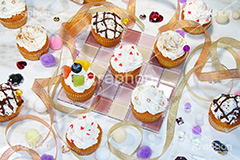 たくさんのカップケーキ,たくさん,沢山,カップケーキ,生クリーム,クリーム,カラフル,ケーキ,ミニ,sweet,スイート,食後,デザート,スイーツ,フルーツ,チョコレート,チョコ,菓子,甘い,焼き菓子,チョコ,お菓子,女子,女子力,ガーリー,カワイイ,かわいい,可愛い,ハート,cute,heart,dessert,cupcake,cup,cake,cream,fruit,chocolate,グルメ,パーティー,会,アフタヌーン,afternoon,party,茶会,プリ画