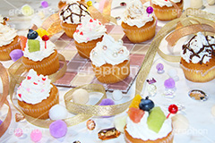 たくさんのカップケーキ,たくさん,沢山,カップケーキ,生クリーム,クリーム,カラフル,ケーキ,ミニ,sweet,スイート,食後,デザート,スイーツ,フルーツ,チョコレート,チョコ,菓子,甘い,焼き菓子,チョコ,お菓子,女子,女子力,ガーリー,カワイイ,かわいい,可愛い,ハート,cute,heart,dessert,cupcake,cup,cake,cream,fruit,chocolate,パーティー,会,アフタヌーン,afternoon,party,茶会,プリ画