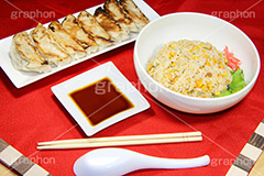 炒飯と餃子,チャーハン,炒飯,焼きめし,玉子,焼き,ミニ,こしょう,コショウ,胡椒,中華,油,餃子,ぎょうざ,ギョウザ,ニラ,韮,炒め,カリカリ,かりかり,ニンニク,にんにく,大蒜,臭,醤油,しょうゆ,ラー油,割りばし,割り箸,レンゲ,れんげ,紅しょうが,紅ショウガ,生姜,焦げ,コッテリ