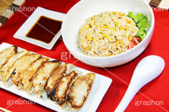 炒飯と餃子,チャーハン,炒飯,焼きめし,玉子,焼き,ミニ,こしょう,コショウ,胡椒,中華,油,餃子,ぎょうざ,ギョウザ,ニラ,韮,炒め,カリカリ,かりかり,ニンニク,にんにく,大蒜,臭,醤油,しょうゆ,ラー油,レンゲ,れんげ,紅しょうが,紅ショウガ,生姜,焦げ,コッテリ