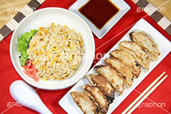炒飯と餃子,チャーハン,炒飯,焼きめし,玉子,焼き,ミニ,こしょう,コショウ,胡椒,中華,油,餃子,ぎょうざ,ギョウザ,ニラ,韮,炒め,カリカリ,かりかり,ニンニク,にんにく,大蒜,臭,醤油,しょうゆ,ラー油,割りばし,割り箸,レンゲ,れんげ,紅しょうが,紅ショウガ,生姜,焦げ,コッテリ,グルメ
