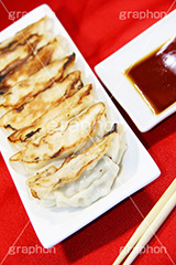 餃子,ぎょうざ,ギョウザ,焼き,中華,油,ニラ,韮,炒め,カリカリ,かりかり,ニンニク,にんにく,大蒜,臭,醤油,しょうゆ,ラー油,割りばし,割り箸,焦げ,コッテリ