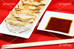 餃子,ぎょうざ,ギョウザ,焼き,中華,油,ニラ,韮,炒め,カリカリ,かりかり,ニンニク,にんにく,大蒜,臭,醤油,しょうゆ,ラー油,割りばし,割り箸,焦げ,コッテリ
