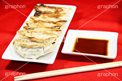 餃子,ぎょうざ,ギョウザ,焼き,中華,油,ニラ,韮,炒め,カリカリ,かりかり,ニンニク,にんにく,大蒜,臭,醤油,しょうゆ,ラー油,割りばし,割り箸,焦げ,コッテリ
