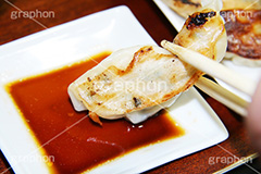 餃子を食べる,つける,つまむ,餃子,ぎょうざ,ギョウザ,焼き,中華,油,ニラ,韮,炒め,カリカリ,かりかり,ニンニク,にんにく,大蒜,臭,醤油,しょうゆ,ラー油,割りばし,割り箸,焦げ,コッテリ,グルメ