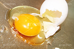 割ってしまった卵,割る,落とす,たまご,タマゴ,卵,玉子,生卵,なまたまご,食材,料理,調理,kitchen,キッチン,egg,miss,ミス,失敗,無駄,から,殻,クッキング,cooking,ドジ