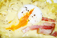 カルボナーラ,温玉,パスタ,pepper,bacon,ベーコン,厚切り,温泉卵,たまご,玉子,卵,半熟,クリーム,cream,spoon,fork,スプーン,フォーク,洋食,麺料理,麺類,垂,pasta,生麵,クリーミー,チーズ,粉チーズ,creamy,cheese,グルメ