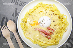 カルボナーラ,温玉,パスタ,pepper,bacon,ベーコン,厚切り,温泉卵,たまご,玉子,卵,半熟,クリーム,cream,spoon,fork,スプーン,フォーク,洋食,麺料理,麺類,垂,pasta,生麵,クリーミー,チーズ,粉チーズ,creamy,cheese,グルメ
