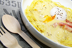 カルボナーラ,温玉,パスタ,pepper,bacon,ベーコン,厚切り,温泉卵,たまご,玉子,卵,半熟,クリーム,cream,spoon,fork,スプーン,フォーク,洋食,麺料理,麺類,垂,pasta,生麵,クリーミー,チーズ,粉チーズ,creamy,cheese,グルメ
