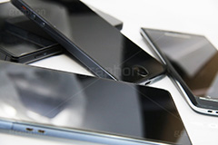 無造作に置かれたスマホ,置く,無造作,スマホ,スマフォ,スマートフォン,携帯,モバイル,mobile,フォン,phone,電話,通話,iPhone,アイフォン,デジタル,ガジェット,gadget,digital,device,デバイス,電波,端末,液晶,画面,連絡,デバック,IT,通信