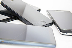 無造作に置かれたスマホ,置く,無造作,スマホ,スマフォ,スマートフォン,携帯,モバイル,mobile,フォン,phone,電話,通話,iPhone,アイフォン,デジタル,ガジェット,gadget,digital,device,デバイス,電波,端末,液晶,画面,連絡,デバック,IT,通信