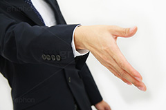 握手を求めるサラリーマン,握手,紹介,自己紹介,初対面,顔合せ,顔合わせ,会,サラリーマン,リーマン,ビジネス,仕事,オフィス,business,work,office,suit,model,hand,image,meeting,manner,スーツ,ネクタイ,背広,男性,モデル,男,青年,ワイシャツ,手,イメージ,職場,営業,就職,就活,転職,打ち合わせ,打合せ,ミーティング,会議,取引,成立,協力,人物,コミュニケーション,communication