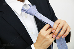 ネクタイを直すサラリーマン,直す,絞める,necktie,サラリーマン,リーマン,ビジネス,仕事,オフィス,business,work,office,suit,model,hand,image,meeting,manner,スーツ,ネクタイ,背広,男性,モデル,男,青年,ワイシャツ,手,イメージ,職場,営業,就職,就活,転職,打ち合わせ,打合せ,ミーティング,会議,マナー,ファッション,fashion,人物
