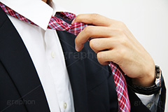 ネクタイを締める サラリーマン,絞める,necktie,サラリーマン,リーマン,ビジネス,仕事,オフィス,business,work,office,suit,model,hand,image,meeting,manner,スーツ,ネクタイ,背広,男性,モデル,男,青年,ワイシャツ,手,イメージ,職場,営業,就職,就活,転職,打ち合わせ,打合せ,ミーティング,会議,マナー,ファッション,fashion,人物