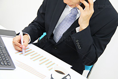 電話対応をするサラリーマン,電話,対応,応接,応対,取引,スマホ,スマートフォン,phone,memo,メモ,サラリーマン,リーマン,ビジネス,仕事,オフィス,business,work,office,suit,model,hand,image,meeting,manner,スーツ,ネクタイ,背広,男性,モデル,男,青年,ワイシャツ,手,イメージ,職場,営業,就職,就活,転職,打ち合わせ,打合せ,ミーティング,会議,マナー,資料,人物,連絡