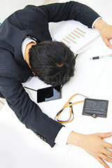 徹夜作業でダウンするサラリーマン,徹夜,作業,夜通し,締切,締め切り,〆切,リミット,limit,down,ダウン,疲れ,疲労,過労,寝る,寝落ち,sleep,倒れる,サラリーマン,リーマン,ビジネス,仕事,オフィス,business,work,office,suit,model,hand,image,meeting,manner,スーツ,ネクタイ,背広,男性,モデル,男,青年,ワイシャツ,手,イメージ,職場,営業,就職,就活,転職,打ち合わせ,打合せ,ミーティング,会議,人物,睡眠不足,睡眠,ブラック企業,社畜,病む