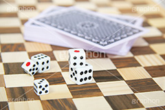 トランプとサイコロ,トランプ,サイコロ,さいころ,目,め,ダイス,運命,運,ゲーム,カード,振る,ふる,奇跡,幸運,転がす,順番,決める,おもちゃ,玩具,こども,子供,card,game,dice,TOY