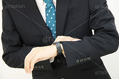 時計を見るサラリーマン,時計,腕時計,時間,待ち合わせ,待合せ,約束,予定,サラリーマン,リーマン,ビジネス,仕事,business,work,suit,model,hand,image,スーツ,背広,男性,モデル,男,青年,イメージ,職場,人物,オフィス,office,time,タイム