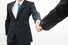 交渉成立,交渉,握手,紹介,自己紹介,初対面,顔合せ,顔合わせ,会,サラリーマン,リーマン,ビジネス,仕事,オフィス,スーツ,ネクタイ,背広,男性,モデル,男,青年,ワイシャツ,手,イメージ,職場,営業,就職,就活,転職,打ち合わせ,打合せ,ミーティング,会議,マナー,取引,成立,協力,人物,ビジネスパートナー,業務提携,business,work,office,suit,model,hand,image,meeting,manner