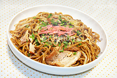 チャーシュー入り焼きそば,チャーシュー,焼き豚,焼豚,ヤキソバ,やきそば,焼きそば,紅ショウガ,しょうが,豚肉,炒め,麺類,国民食,ソース,出店,屋台,祭り,まつり,香ばしい,和食,日本食,日本料理,こってり,コッテリ,ソウルフード,粉もん,japan,グルメ