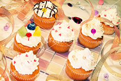 ガーリーカップケーキ(ヴィンテージ),かわいい,お菓子,トイカメラ撮影,トイカメラ,ヴィンテージ,ビンテージ,レトロ,お洒落,おしゃれ,オシャレ,味わい,トンネル効果,プリ画,女子力,poem,ポエム
