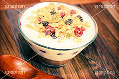 ヨーグルトグラノーラ(ヴィンテージ),スイーツ,トイカメラ撮影,トイカメラ,ヴィンテージ,ビンテージ,レトロ,お洒落,おしゃれ,オシャレ,味わい,トンネル効果