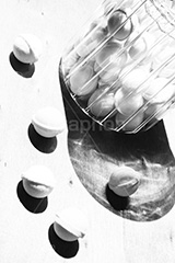 鈴型のラムネ(モノクロ),モノクロ,白黒,しろくろ,モノクローム,単色画,単彩画,単色