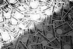 散らばる一万円札(モノクロ),モノクロ,白黒,しろくろ,モノクローム,単色画,単彩画,単色