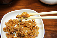 糸引く納豆,納豆,箸,はし,わりばし,割り箸,朝食,和食,日本食,日本料理,混ぜる,まぜる,ネバネバ,糸,粘,japan,soy,beans,natto